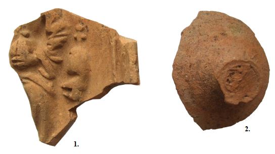 Obr. 2 Zlomok figurálnej kachlice (1) a hlinenej pokrievky (2)
