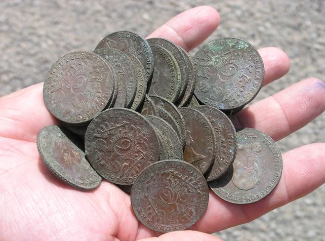 Obr. 1 Časť mincí z pokladu (foto: M. Furman)