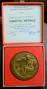 Pamätná medaila k 20. výročiu založenia Slovenskej numizmatickej spoločnosti udelená Š. Melišovi (foto: M. Furman)