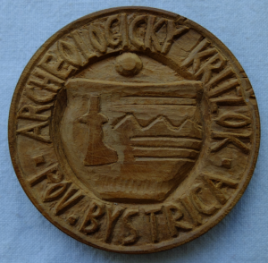 Drevená medaila archeologického krúžku. Autor: Š. Meliš (foto: M. Furman)