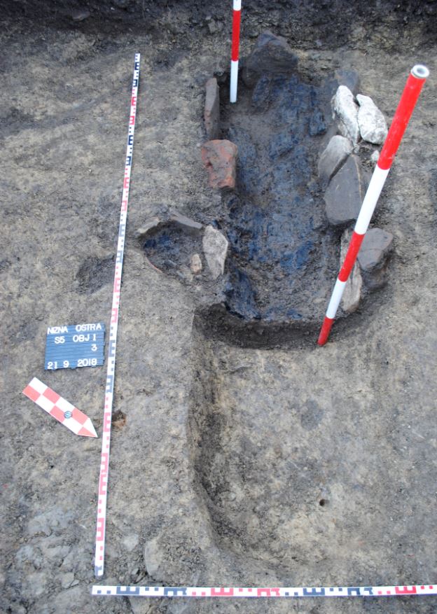 Sonda č. 5. Superpozícia troch objektov - žliabky a kolová jama (foto: B. Danielová)