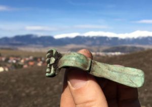 Bronzová spona z prieskumu (foto: D. Mišúr)