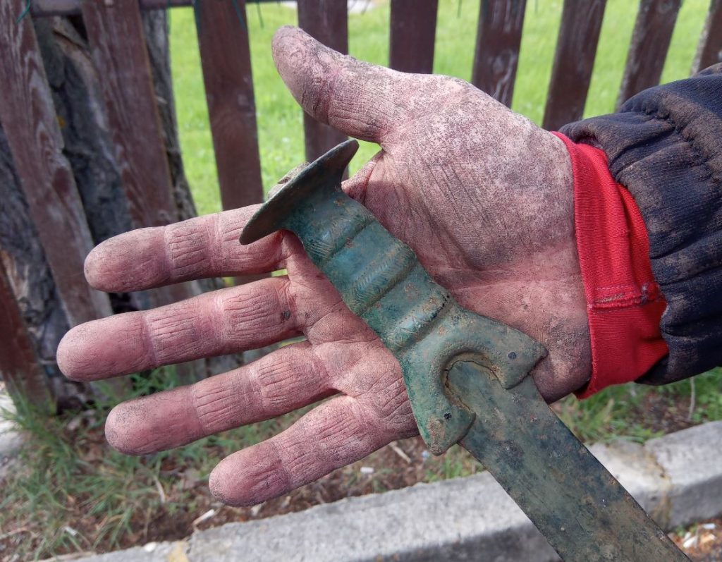 Porovnanie chlapskej ruky a rozmerov rukoväte nájdeného meča (foto: M. Furman)