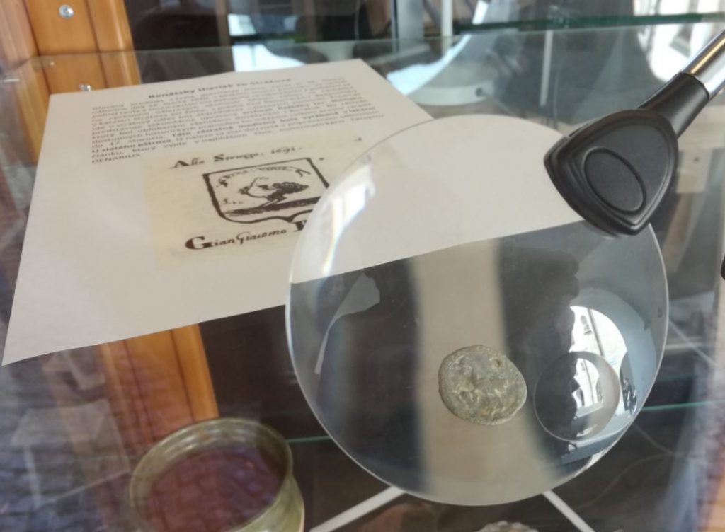 Vystavený vrchnák theriaku vo vitríne KPÚ Žilina (foto: M. Furman)