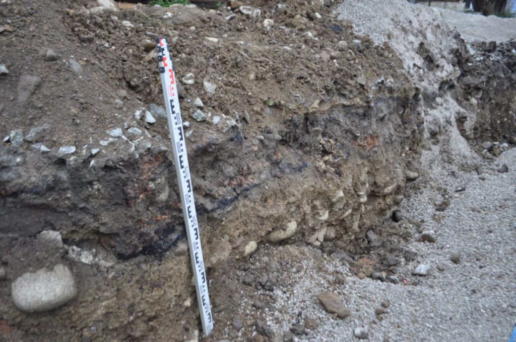 Obr. 3 Detail na prepálenú vrstvu s mazanicou a zlomkami keramiky (foto: M. Furman).