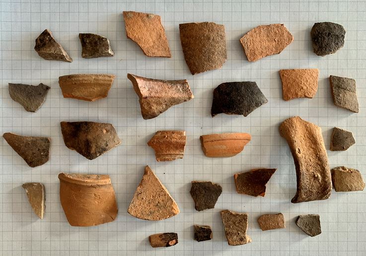 Obr. 2 Zlomky keramiky z narušeného objektu (foto: D. Mišúr).