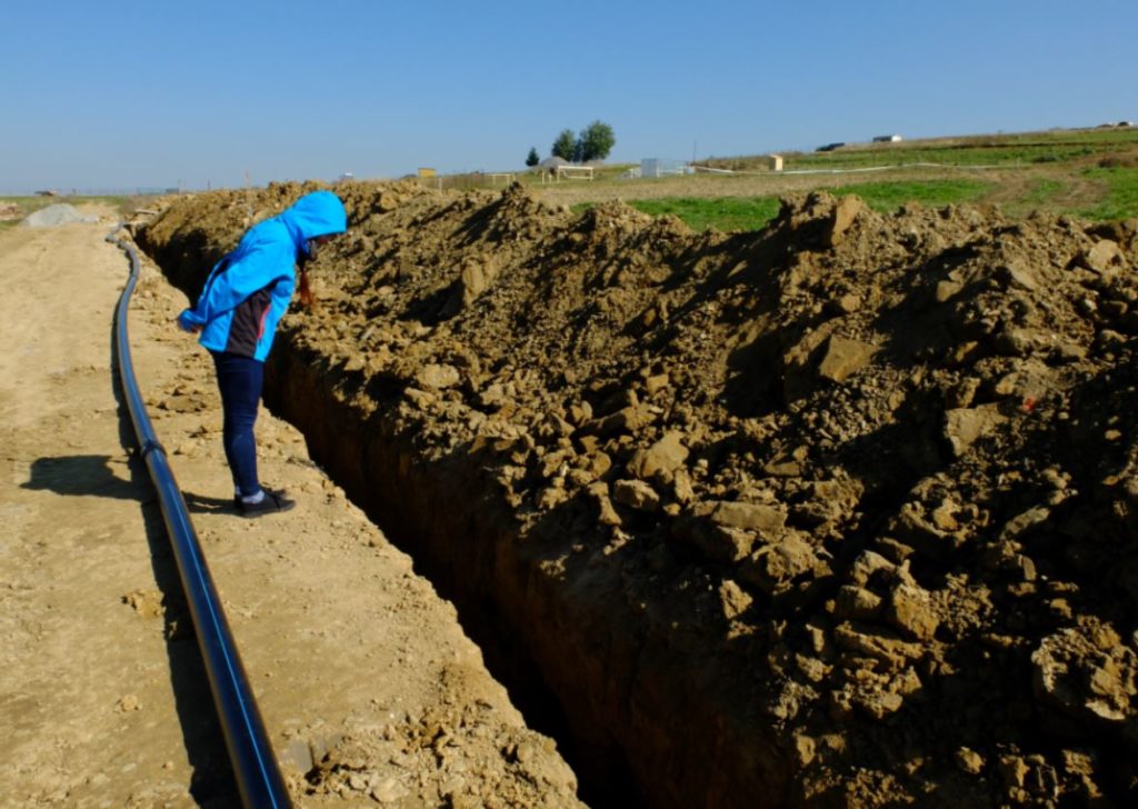 Obr. 2 Výkop pre vodovod na prístupovej komunikácii (foto: M. Furman).