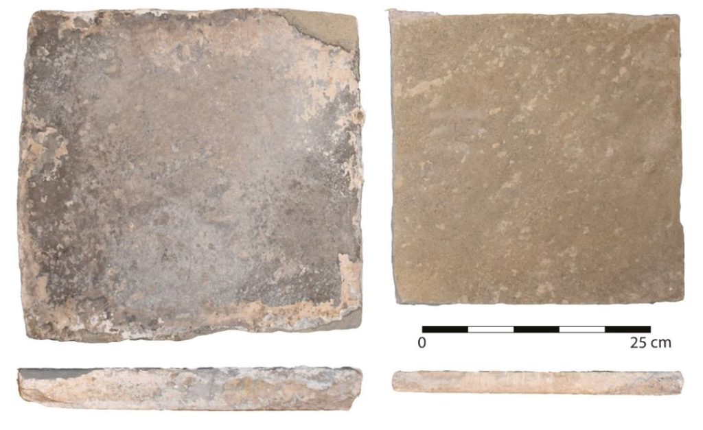 Obr. 2 Dva typy pieskovcovej dlažby zo svätyne kostola (foto: M. Furman).